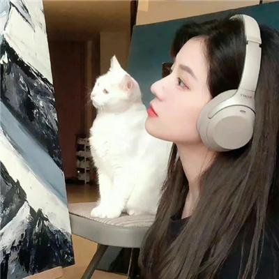 走在雪地上的人